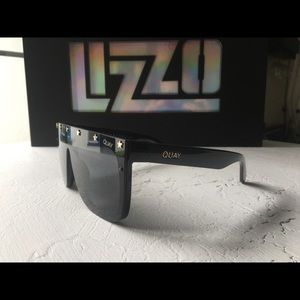 Quay x Lizzo JADED sunglasses in blkgld/smk